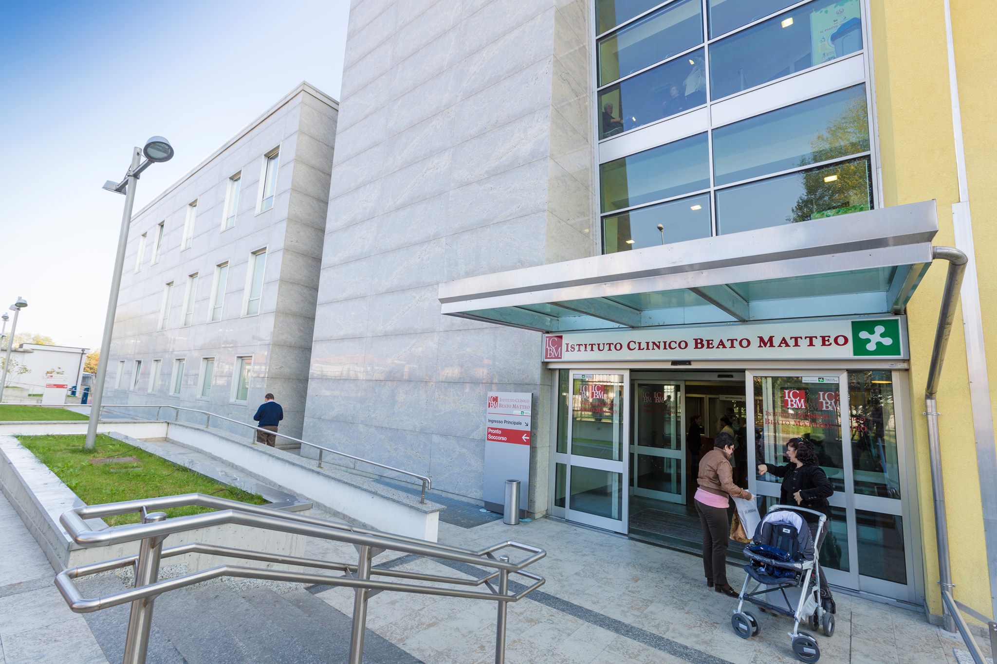 Vigevano, insulti e pugni al Cup della clinica Coronavirus Istituto Clinico Beato Matteo Vigevano
