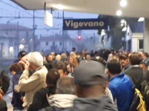 pendolari treno stazione vigevano
