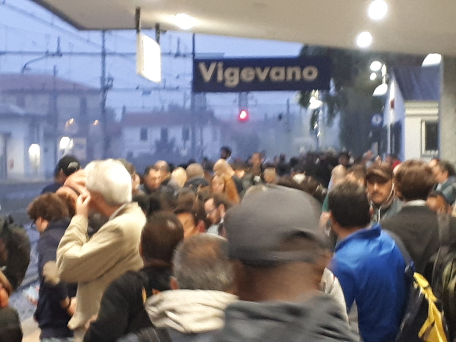 pendolari treno stazione vigevano