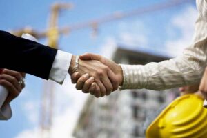 Una stretta di mano in cantiere