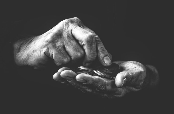 PP Giornata poveri Caritas conta denaro