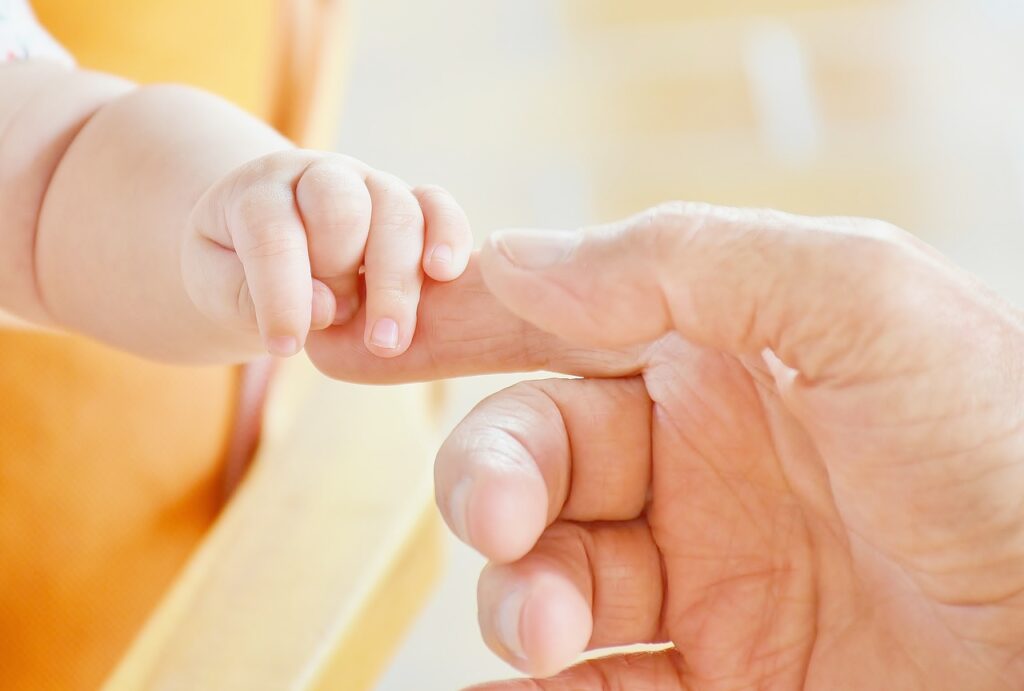VIG Vigevano demografia - neonato mano