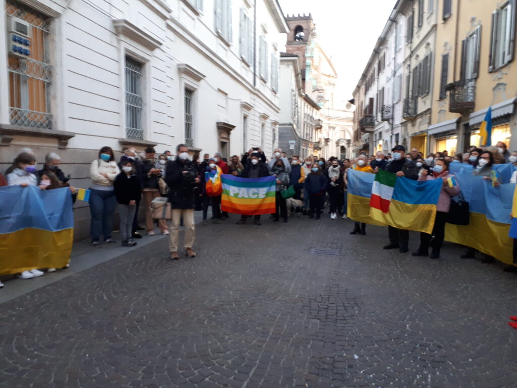 una manifestazione per la pace a Vigevano all'inizio della guerra