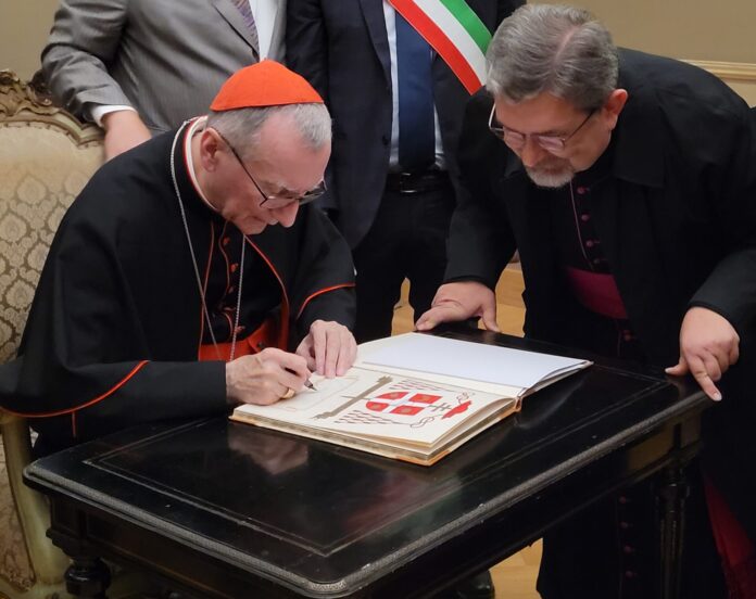 Parolin firma il libro d'onore della diocesi