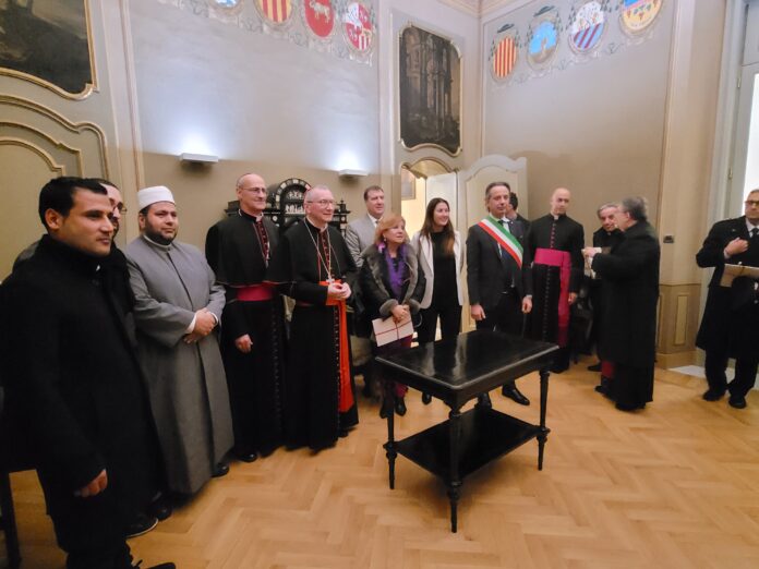 Foto di gruppo tra il cardinale Parolin