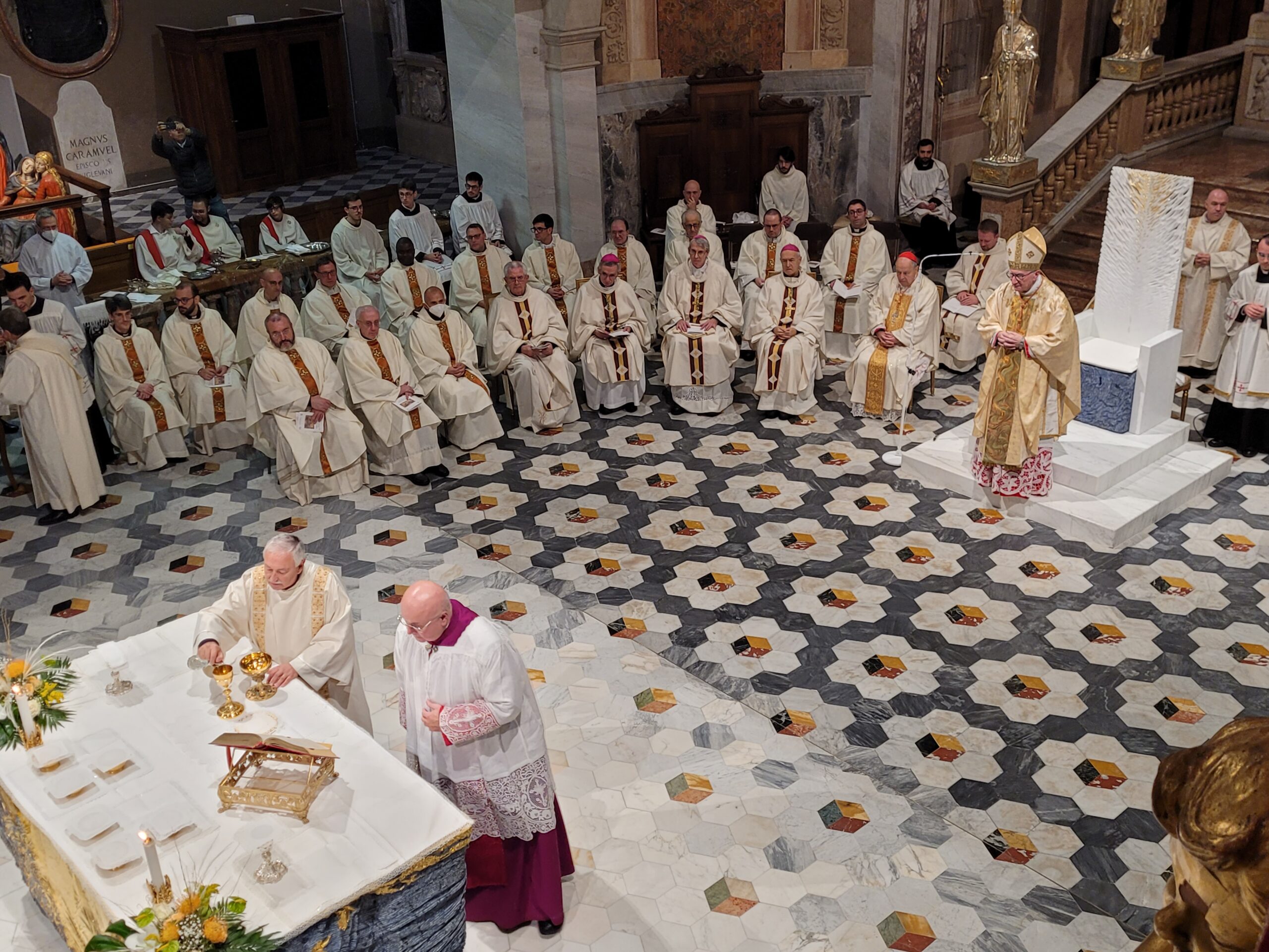 L'altare dall'alto