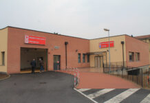 Trattore pieno di concime si ribalta sull’ex statale 596 pronto soccorso Vigevano