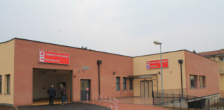 Trattore pieno di concime si ribalta sull’ex statale 596 pronto soccorso Vigevano
