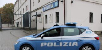 Vigevano, si sveglia in piena notte e trova la moglie appartata fuori casa con l’amante