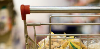 Carovita / Per gli italiani oltre 1.200 euro di spese in più carovita carrello spesa