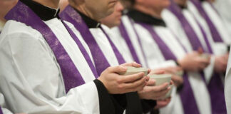 Don Andrea, il Vangelo in corsia: quella cura che nessuno insegna 8xMille clero
