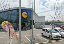 Agguato al market, si cerca un’auto scura con tre giovani