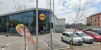 Agguato al market, si cerca un’auto scura con tre giovani
